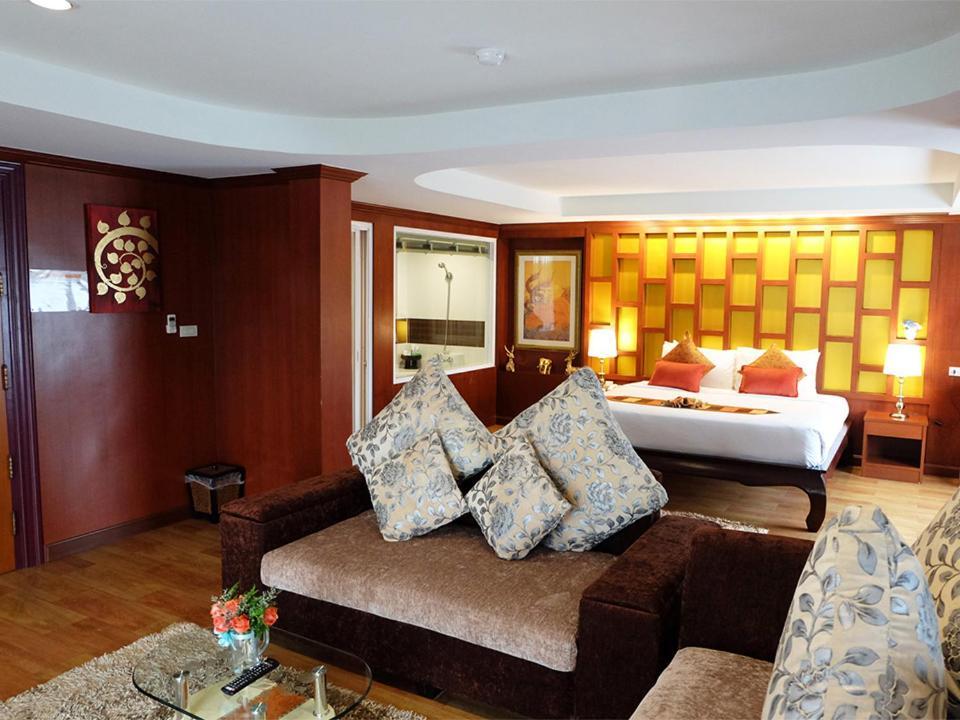 Grand Hill Resort And Spa Nakhon Sawan Exteriör bild